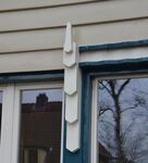 Naast de ramen zitten geometrische ornamenten van hout.
<br/>
Richard Keijzer, 2015-02-14